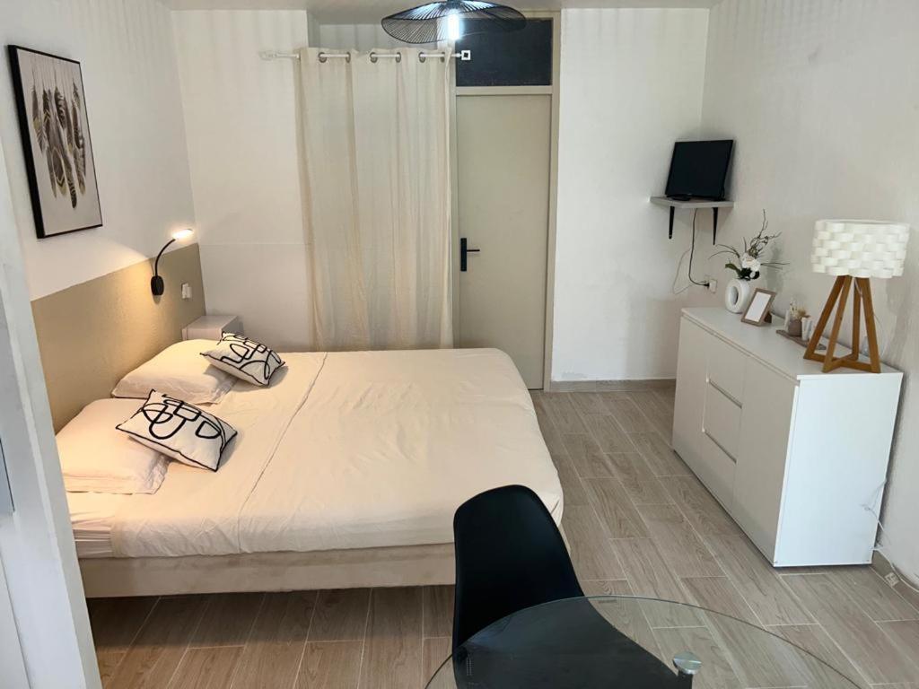 Superbe Studio Avec Piscine, Au Coeur De La Marina! Village Soleil ! Proche Aeroport & Ferry Le Gosier  Kültér fotó