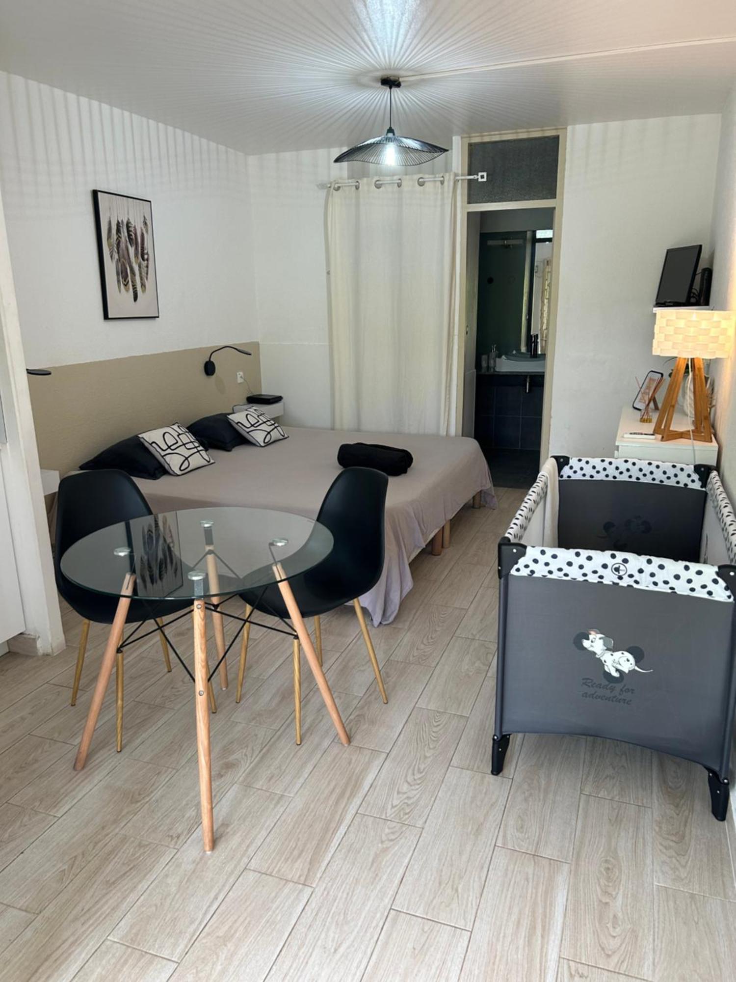 Superbe Studio Avec Piscine, Au Coeur De La Marina! Village Soleil ! Proche Aeroport & Ferry Le Gosier  Kültér fotó